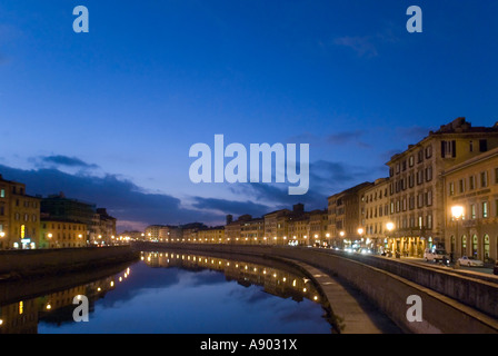 Horizontalen Weitwinkel Stadtbild von den Ufern des Flusses Arno in der Nacht Stockfoto