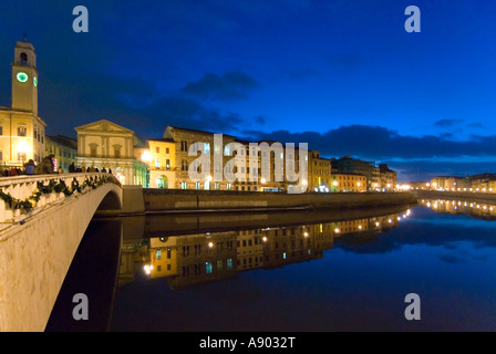 Horizontalen Weitwinkel Stadtbild von der Ponte di Mezzo "mittleren Brücke" und die Ufer des Flusses Arno nachts beleuchtet. Stockfoto