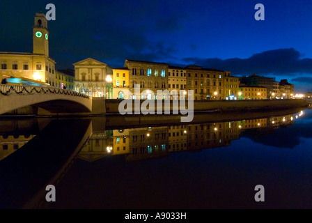 Horizontalen Weitwinkel Stadtbild von der Ponte di Mezzo "mittleren Brücke" und die Ufer des Flusses Arno nachts beleuchtet. Stockfoto