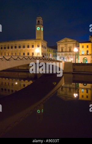 Vertikale Weitwinkel Stadtbild von der Ponte di Mezzo "mittleren Brücke" und die Ufer des Flusses Arno nachts beleuchtet. Stockfoto