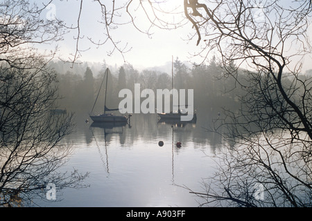 Zwei Yachten vor Anker an einem nebligen Morgen am Lake Windermere englischen Lake District Stockfoto