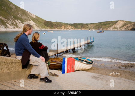 Touristen-paar schauen zum Meer Lulworth Cove Dorset UK Stockfoto
