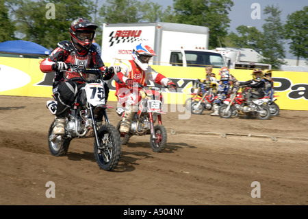 Motocross-Rennen 15 Jahre + Sparte Rennen. Gewachsen ups Fahrt kleine 50cc Motorräder in dieser Klasse. Stockfoto