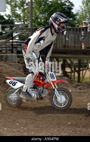 Motocross-Rennen, 15 Jahre + Sparte Rennen. Gewachsen ups Fahrt kleine 50cc Motorräder in dieser Klasse. Stockfoto