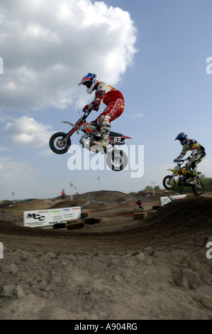 Englishtown, NJ. Motocross-Rennen 15 Jahre + Sparte Rennen.  Gewachsen ups Fahrt kleine 50cc Motorräder in dieser Klasse. Stockfoto