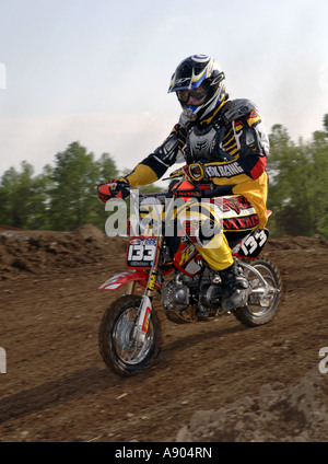 Englishtown, NJ. Motocross-Rennen 15 Jahre + Sparte Rennen.  Gewachsen ups Fahrt kleine 50cc Motorräder in dieser Klasse. Stockfoto