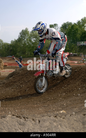 Englishtown, NJ. Motocross-Rennen. 15 Jahre + Sparte Rennen. Gewachsen ups Fahrt kleine 50cc Motorräder in dieser Klasse. Stockfoto