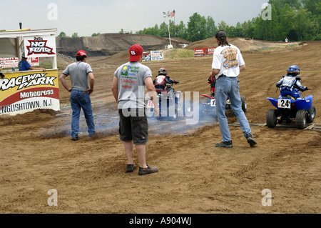 Englishtown, NJ.  Raceway Park. Quad Racing Väter Söhne zu Beginn der Quad hat 6-8 Jahre Peewee Klasse Rennen ansehen Stockfoto