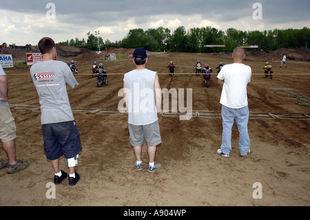 Englishtown, NJ. Raceway Park Motocross-Rennen Väter Uhr Start 6-8 Jahre Peewee MX Klasse Rennen. Stockfoto