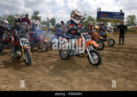 Englishtown, NJ. Raceway Park. Motocross-Rennen Praxis Rennstart für für 6-10 Jahre alten MX Klasse Racer Stockfoto