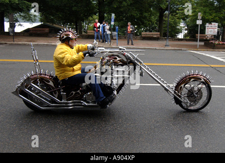 Lake George, Ny. americade Bike Rally. Scott Ellis Kreuzfahrten Hauptstraße auf seinem Custom Chopper Honda CBX 1981 Motor. Stockfoto