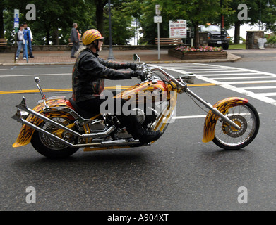 Lake George, NY. Americade Fahrrad-Rallye. Kreuzfahrt Main Street auf einer custom chopper Stockfoto