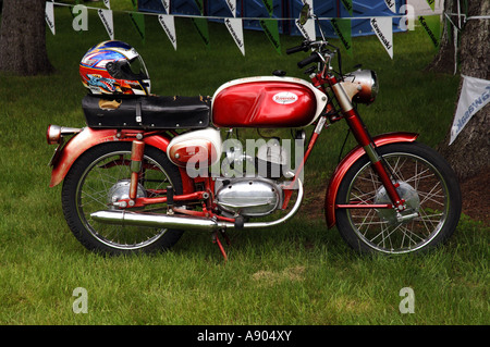 Lake George, NY. Americade Fahrrad-Rallye. Wards Riverside Benelli 125 ccm Motorrad in 1965 und 1966 hergestellt. Stockfoto