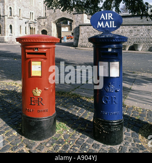 Windsor, Berkshire traditionelle rote Säule Kasten neben blauen Luftpost-Briefkasten Stockfoto