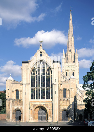 Kirche von England Norman & Gothic historische Norwich Cathedral Gebäude West Front- & Tür Kirchturm mit spire Norfolk East Anglia England Großbritannien Stockfoto