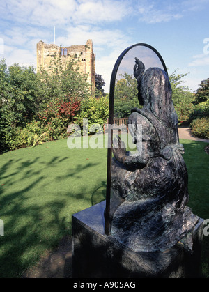 Lebensgroße Statue von Alice Through the Looking Glass angezeigt im Park von Schloss Guildford in Surrey, UK erstellt von bildhauerin Jeanne Argent Stockfoto