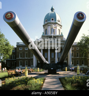 Londoner Imperial War Museum mit großem Durchmesser naval Gun Barrel & Gebäude, die ursprünglich für die Bethlem Royal Hospital Stockfoto