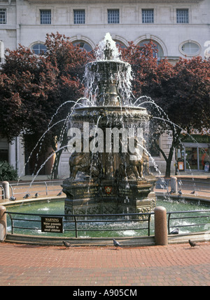 Leicester Rathausplatz 19. Jahrhundert viktorianischen Ära Zierpflanzen Wasserspiel Brunnen bronze lackiertem Gusseisen mit Shap & Mull Granit England Großbritannien Stockfoto