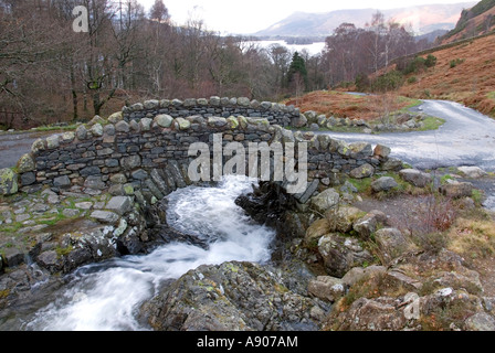 Winterblick historische Ashness Stein Packhorse Bridge neue Balustradenwand schnell fließender Fluss Borrowdale Lake District Landschaft nach Skiddaw England Großbritannien Stockfoto