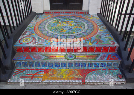 Buntes Mosaik Schritt&Pfad der vorderen Tür Eingang Eingang bridging Keller Licht gut unten auf Terrassierten home Hotel in Zentral London UK zu Haus Stockfoto