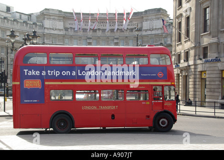 Red Routemaster Doppeldeckerbus Route 15 Werbung für Heritage Route und Reise auf einem bewegenden Londoner Wahrzeichen, das im Admiralty Arch England UK zu sehen ist Stockfoto