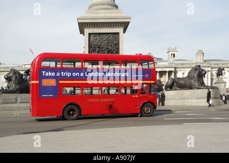 Trafalgar Square, in der Nähe von roten Routemaster Double Decker Bus Route 15 Anzeige Förderung Heritage Route Nelson Spalte über London England Großbritannien Stockfoto