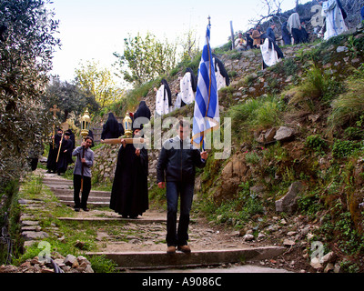 Mönche, die Durchführung von Ostern nächsten Tag Litanei an St Grigoriou Agios Grigorios Kloster auf Athos Xalkidiki Griechenland Stockfoto