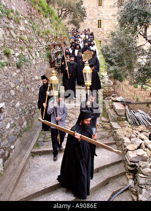 Mönche, die Durchführung von Ostern nächsten Tag Litanei an St Grigoriou Agios Grigorios Kloster auf Athos Xalkidiki Griechenland Stockfoto