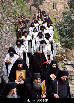 Mönche, die Durchführung von Ostern nächsten Tag Litanei an St Grigoriou Kloster Agios Grigorios am Athos Xalkidiki Griechenland Stockfoto