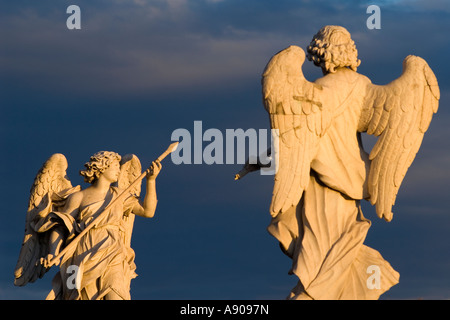 Rom Italien Berninis Barock Engel Skulpturen am Ponte Sant' Angelo Stockfoto
