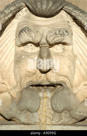 Rom Italien Maske Brunnen im Hof des Santa Sabina Stockfoto