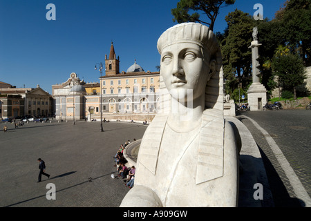Rom-Italien-ägyptische Sphinx-Statue mit Blick auf Piazza del Popolo Stockfoto