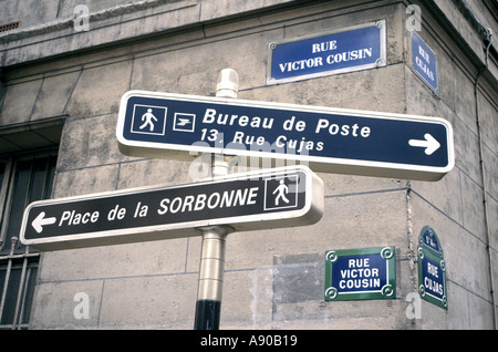 Paris sortiert französischen Straßennamen Platten und Fußgängerzone Richtung Schilder in kontrastierenden Stilen sowohl freistehend und an Wänden Frankreich feste Stockfoto