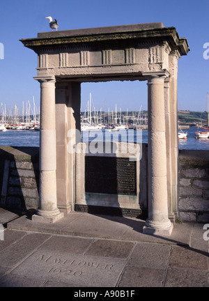 Memorial and Plaque records Pilger auf Mayflower Schiff, die von hier aus im Jahre 1620 segelte in Massachusetts gesehen Barbican Plymouth Devon England Großbritannien zu vereinbaren Stockfoto