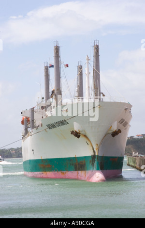 Auckland harbour New Zealand Frachtschiff wird eingespannt aus Dock von Schlepper Stockfoto