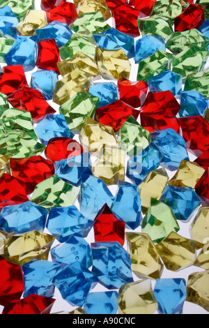 VDA78097 sortiert farbige Acryl Stücke blau grün gelb rot vor weißem Hintergrund Stockfoto