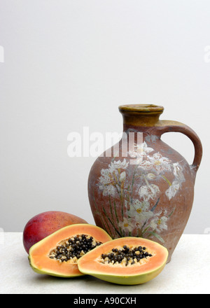 Ein Stilleben von Mango und Papaya, mit alten Steingut Kanne. Stockfoto