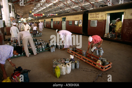 Indien Maharashtra Mumbai Bombay CTT Victoria Kopfbahnhof Dhaba Lunch-Boxen Stockfoto