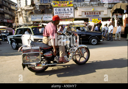 Indien-Maharashtra Mumbai Bombay Mann auf 350er Enfield Bullet Motorrad Stockfoto