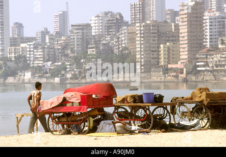 Indien-Maharashtra Mumbai Bombay Chowpatty Beach und Malabar Hill Strandverkäufer Stockfoto