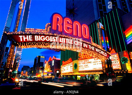 Berühmten Reno Neon unterzeichnen die größte Kleinstadt der Welt erstreckt sich über Virginia Street Reno Nevada USA Stockfoto