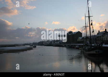 Sonnenaufgang über dem verschneiten Hafen. Wells-Next-the-Sea, Norfolk Stockfoto