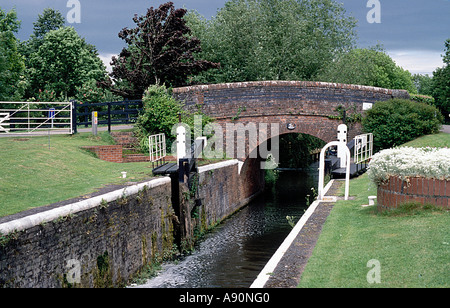 Schleuse und Brücke auf Bridgwater und Taunton Kanal in Somerset, England Stockfoto