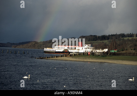 BALLOCH WEST DUMBARTONSHIRE Schottland UK Februar A Regenbogen bildet sich über die Magd der Loch-Raddampfer Stockfoto