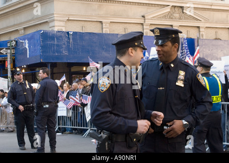 New York City Polizisten in Manhattan Einwanderung Rally im April 2006 Stockfoto