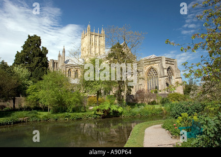 England Somerset Wells Bischöfe Palace Garden Wells Cathedral von See entsteht durch die alten Brunnen Stockfoto