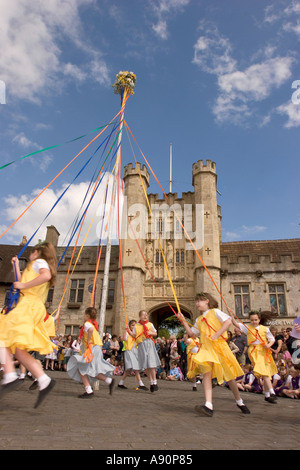 England Somerset Brunnen Marktplatz May Day Tanz um den Maibaum in der Sonne Stockfoto