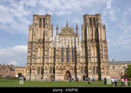 England Somerset Wells Cathedral Westfassade und grün Stockfoto