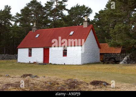 Eine Geschichte Wohnungen; Remote traditionelle Ferienhaus Steinhaus unter Eisen in Inverey Weiler, Braemar, Schottland, Großbritannien Stockfoto