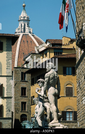 Florenz Italien Statuen auf der Piazza della Signoria die Kuppel des Doms Stockfoto